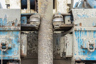 Sondaj kulesi çalışıyor. Sondaj borusu silindirlere kenetlendi. Derin sondaj. Faydalı minerallerin keşfi. Sanayi ve inşaat