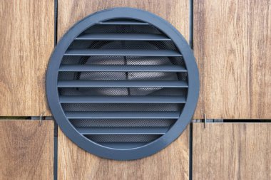 Havalandırma sisteminin binanın havalandırmalı cephesine yerleştirilmesi. Klima sistemi kurulumuna hazırlanılıyor. Duvar kaplama sistemi