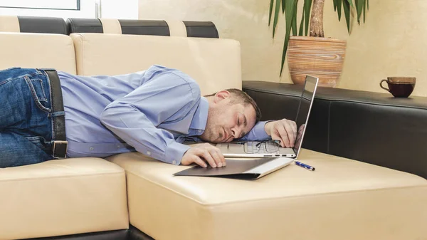 Empresário Chefe Com Uma Camisa Azul Adormeceu Sofá Frente Laptop — Fotografia de Stock