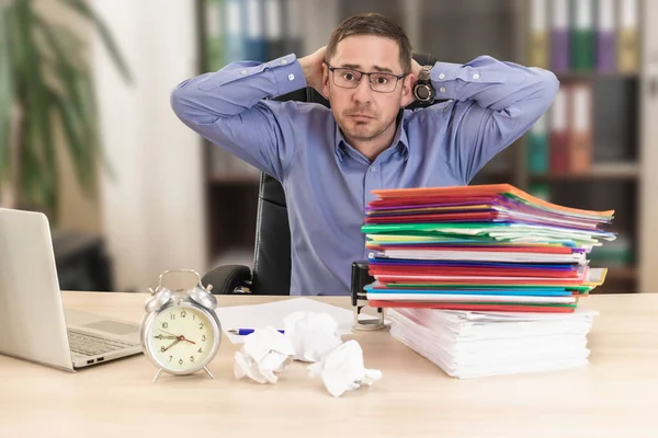 Baas Zakenman Aan Zijn Bureau Het Kantoor Met Een Stapel — Stockfoto