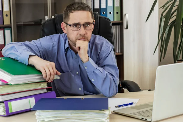Ofisteki masasında bir sürü dosyayla birlikte patron işadamı. Yorucu bir ofis işi. Raporun hazırlanması