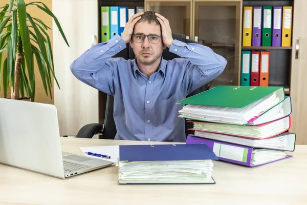 Baas Zakenman Aan Zijn Bureau Het Kantoor Met Een Stapel — Stockfoto