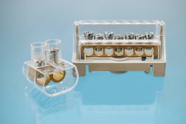 Terminal blokları ve dağıtım blokları. Farklı voltajların elektrik kablolarını bağlıyorum. Bir elektrik terminaline bağlı. Elektrikçi. Boşluğu kopyala.