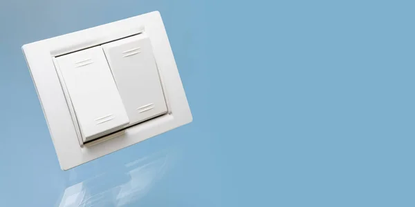 Interruptor Elétrico Duplo Branco Com Reflexão Sobre Fundo Azul Close — Fotografia de Stock