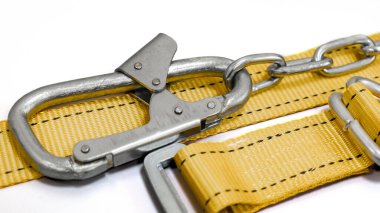 Karabinalı iş için emniyet kemeri. Dağcılık ve inşaat için profesyonel güvenlik ekipmanları. Güvenlik önlemleri. Yakın plan.