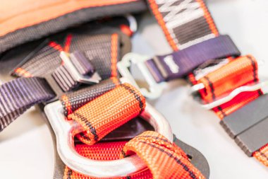 Karabinalı iş için emniyet kemeri. Dağcılık ve inşaat için profesyonel güvenlik ekipmanları. Güvenlik önlemleri. Bulanık odak. Yakın plan.