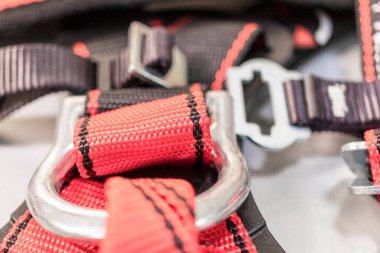 Yükseklerde kilitlerle çalışmak için emniyet kemeri. Dağcılık ve inşaat için profesyonel güvenlik ekipmanları. Güvenlik önlemleri. Bulanık odak. Yakın plan.