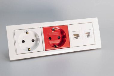 Bir blok elektrik prizi ve gri arka planda bir ağ prizi. Ev elektrikçisi. Yakın plan. Tam odaklanma. Boşluğu kopyala