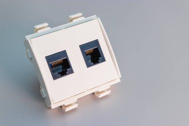 Gri arka planda yerel ağ soketi. İnternete erişmek için elektrik prizi. Tamir için ev elektrikçisi. Veri transferi konsepti. Yakın plan. Tam odaklanma. Boşluğu kopyala