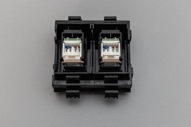Gri arka planda yerel ağ soketi. İnternete erişmek için elektrik prizi. Tamir için ev elektrikçisi. Veri transferi konsepti. Yakın plan. Tam odaklanma. Boşluğu kopyala