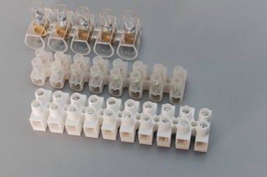 Terminal blokları ve dağıtım blokları. Farklı voltajların elektrik kablolarını bağlıyorum. Bir elektrik terminaline bağlı. Elektrikçi. Boşluğu kopyala.