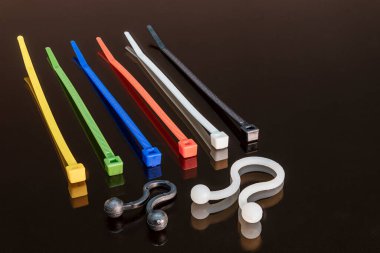 Elektrik kablolarını bağlamak için çeşitli klempler. Plastik ve metal vidalar. Elektrikçi. İnşaat. Boşluğu kopyala.