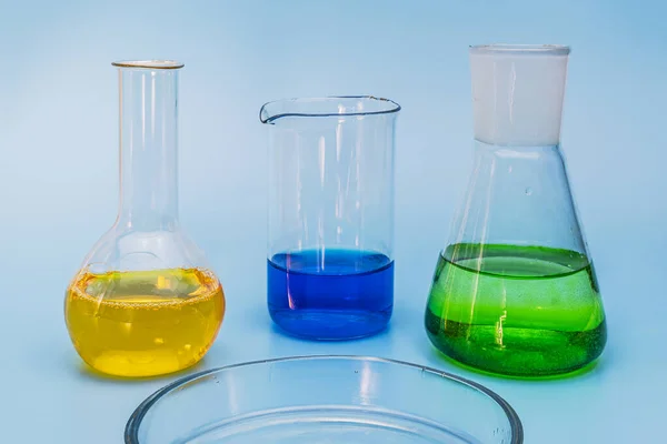 Trois Flacons Laboratoire Verre Avec Des Solutions Jaune Vert Bleu — Photo