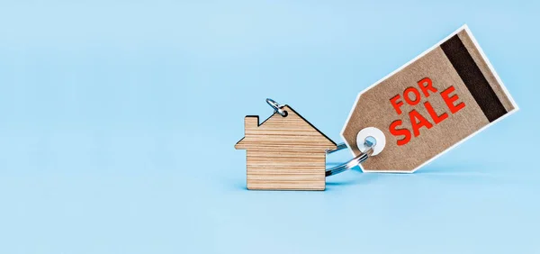Concepto Hipoteca Venta Alquiler Viviendas Inmuebles Llavero Forma Una Casa — Foto de Stock