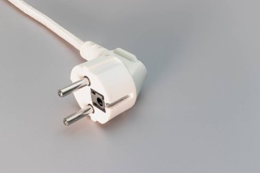 Gri arka planda AB tıpası. Ev elektrikçisi. Yakın plan. Tam odaklanma. Boşluğu kopyala