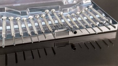 Saatlik cevaplar siyah bir arkaplanda. Tamir aleti. Yakın plan.