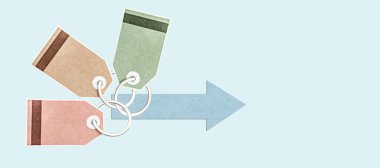 Metal bir yüzükteki ok ve etiketler için çok renkli etiketler ve çıkartmalar. Hassas mavi arkaplan. Reklam ve mal ve hizmet satma kavramı. Sancak biçimi. Boşluğu kopyala