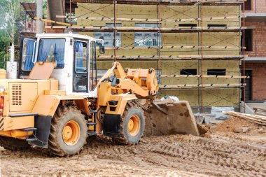 İnşaat alanındaki bir forklift güçlendirilmiş beton levhayı kaldırır. İnşaat makinesi. Sanayi