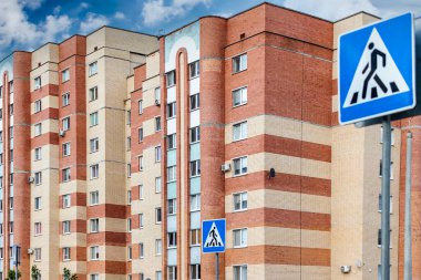 Çok katlı, modern bir bina. Konut inşaatı. İkamet fonu. Genç ailelere ipotek kredisi