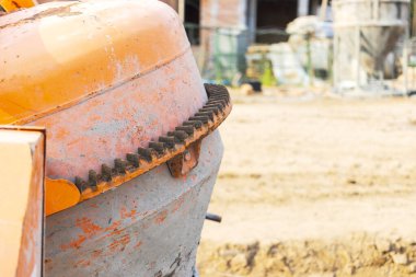 İnşaat alanında endüstriyel beton karıştırıcı. Beton ve harç hazırlığı