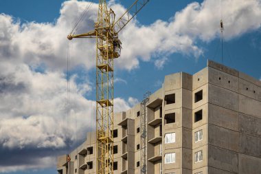 Bir kule vinci, bir panelin inşaatı sırasında olukları birleştirir. Modern konut inşaatı. Endüstri mühendisliği. Konut kredisi inşaatı