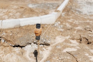 İp yolundaki beton kaldırım taşının montajı. İnşaat ve yol çalışması için bir araç. Bulanık arkaplan