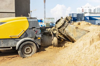 Beton ve alçı için pompalayın. Beton karışımı hazırlama ve şehirlerarası taşıma için istasyon. İnşaat makineleri ve ekipmanları. Dökülen döşemeler ve alçı duvarlar