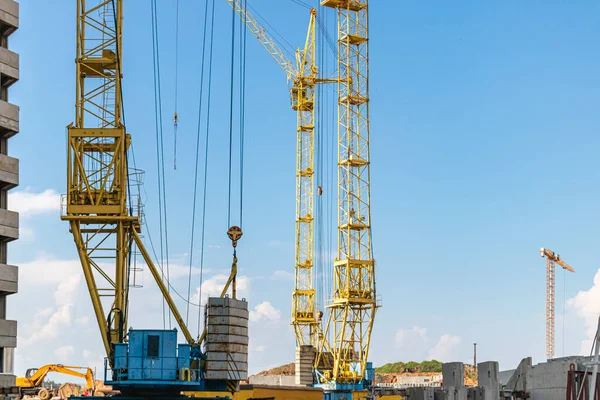 Die Arbeit Der Turmdrehkräne Vor Dem Hintergrund Des Sonnenuntergangs Moderner — Stockfoto