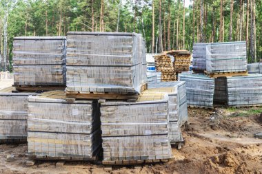 İnşaat alanındaki paletlere asfalt döşeme. Beton asfalt döşemeye hazır. Tamamlanmış ürünler deposu