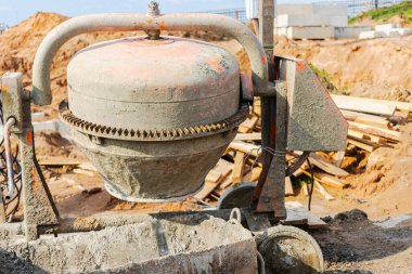 İnşaat alanında endüstriyel beton karıştırıcı. Beton ve harç hazırlığı