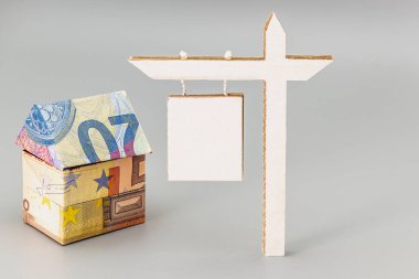 Konut satın alma ve satışı. Ev almak için ipotek. Kiralık mülk. Ev Avro banknotlarından katlanmış. Satılık ya da kira kontratıyla birlikte. Origami. Yakın plan. Boşluğu kopyala