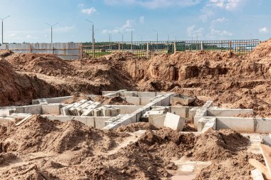 Bir ev inşa edilirken büyük beton blokların temellerini sök. Güvenilir beton temeli. İnşaat alanı