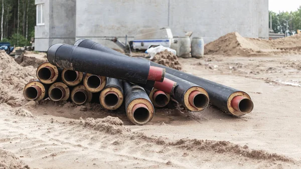 Colocación Tuberías Calefacción Una Zanja Sitio Construcción Tubos Aislados Energéticamente —  Fotos de Stock