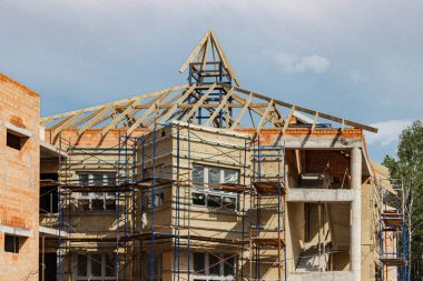 Mineral yünlü kırmızı tuğlalı bir evin termal yalıtımı. Bir ev inşa ederken iskelenin kullanılması