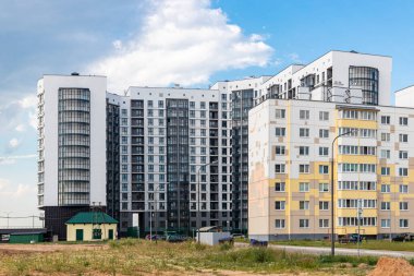 Çok katlı, modern bir bina. Konut inşaatı. İkamet fonu. Genç ailelere ipotek kredisi