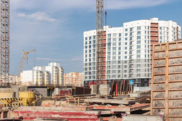 Binaların monolitik inşası için resmi bir çalışma. Monolitik inşaat teknolojisi. Monolitik teknoloji kullanan binaların yapımı. Crane inşaat alanında çalışıyor.