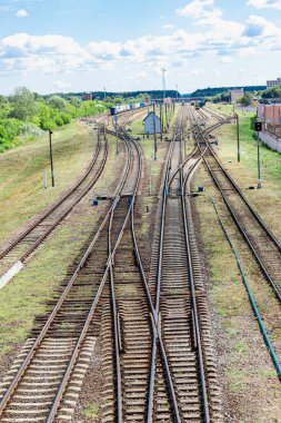 Demiryolu oku. Katılım düğmesi açık. İstasyonun önündeki demiryolu kavşağı. Aktarım bağlantısı