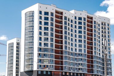 Çok katlı, modern bir bina. Konut inşaatı. İkamet fonu. Yatılı yerleşim yeri. Genç ailelere ipotek kredisi