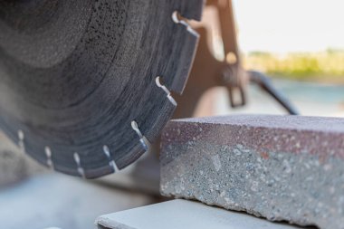 Dairesel elmas testeresi beton kaldırım levhalarını keser. Beton kesme makinesi.
