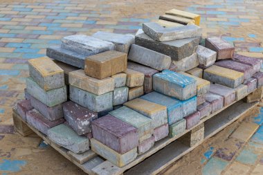 Yürüme yolunu açtıktan sonra paletin üzerine çok renkli beton döşeme levhaları kalıntıları