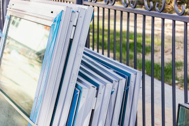 İnşaat alanında yeni cam üniteler. Pencerelerin kurulumunda depolama ve hazırlık