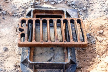 Fırtına kanalizasyon kapağı kurulum için hazır. Yakın plan. Yol çalışıyor. Sokaktan yağmur suyu toplama ve bertaraf etme