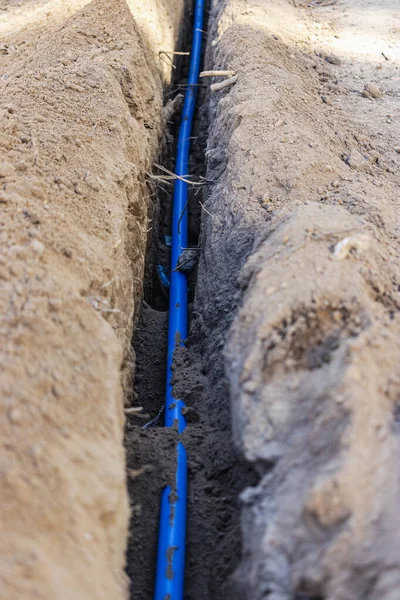 Colocando Cable Eléctrico Azul Una Zanja Suelo Comunicaciones Subterráneas Trabajos —  Fotos de Stock