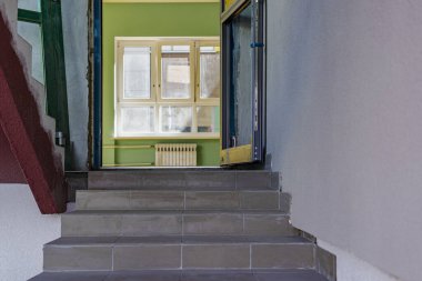 İnşaat halindeki bir evde merdiven boşluğu. Orman bölgesinden çıkın. Ev yeniden yapılandırması.