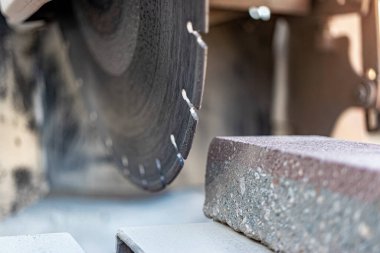Dairesel elmas testeresi beton kaldırım levhalarını keser. Beton kesme makinesi.