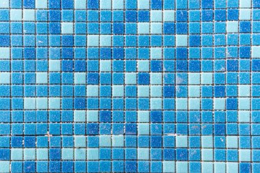 Havuzda mavi seramik mozaik. Havuza küçük fayanslar seriyorum. Yakın plan arkaplan. Havuzda inşaat işi.