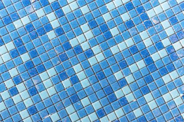 Havuzda mavi seramik mozaik. Havuza küçük fayanslar seriyorum. Yakın plan arkaplan. Havuzda inşaat işi.