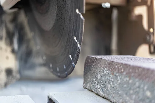 Dairesel elmas testeresi beton kaldırım levhalarını keser. Beton kesme makinesi.