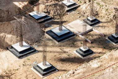 Monolitik olarak güçlendirilmiş beton temeller bir konut inşaatı için. İnşaat alanında ızgara. Temelli inşaat çukuru