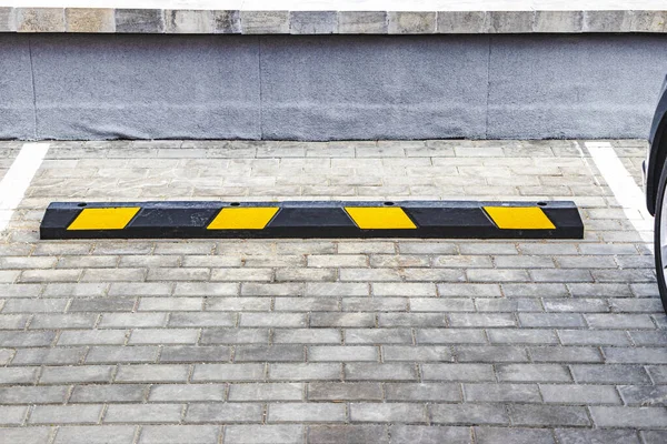 Pusty Parking Dzielnicy Mieszkalnej Żółtymi Postojami Dla Samochodów Zbliżenie Stop — Zdjęcie stockowe